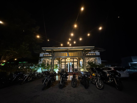 Aneka jenis Harley Davidson milik anggota HDCI Kota Yogya parkir di depan Ndalem Poenakawan. Foto: Dok. HDCI Kota Yogya