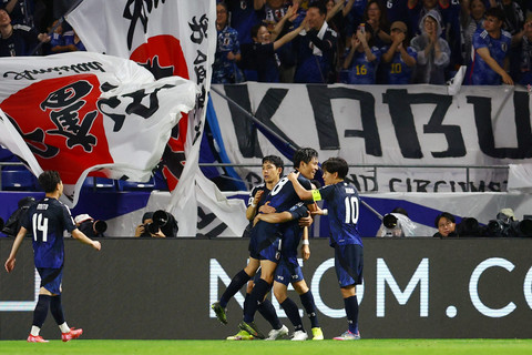 Selebrasi pemain Timnas Jepang usai mencetak gol ke gawang Timnas Indonesia pada pertandingan Grup C Ronde 3 Kualifikasi Piala Dunia 2026 di Stadion Kota Suita, Suita, Jepang, Senin (10/6/2025). Foto: Issei Kato/REUTERS