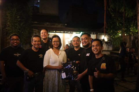 Ketua HDCI Kota Yogya, Mas Pungki, memberikan kaos HDCI Kota Yogya kepada GKR Mangkubumi. Foto: Dok. HDCI Kota Yogya.
