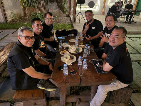 Babe Mafindo, kanan depan, dan Komisaris Ndalem Poenakawan Irsyad Tamrin berfoto bersama pimpinan HDCI Kota Yogya. Foto: ESP