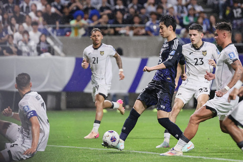 Pemain Timnas Jepang Daichi Kamada mencetak gol ke gawangTimnas Indonesia pada pertandingan Grup C Ronde 3 Kualifikasi Piala Dunia 2026 di Stadion Kota Suita, Suita, Jepang, Senin (10/6/2025). Foto: STR / AFP