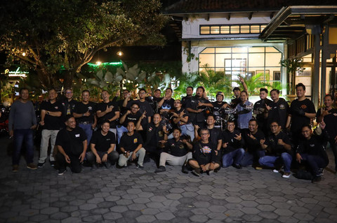 Anggota HDCI Kota Yogya berfoto bersama di depan Ndalem Poenakawan. Foto: Dok. HDCI Kota Yogya