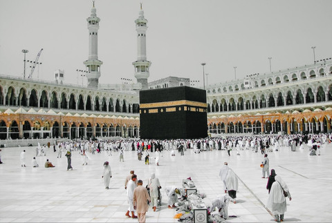 Ilustrasi Syarat Visa Umrah Terbaru 2025    Sumber Unsplash/Sam Riz