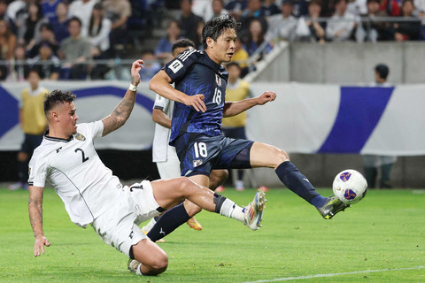 Pemain Timnas Jepang Shuto Machino mencetak gol ke gawang Timnas Indonesia pada pertandingan Grup C Ronde 3 Kualifikasi Piala Dunia 2026 di Stadion Kota Suita, Suita, Jepang, Senin (10/6/2025). Foto: JIJI PRESS / AFP