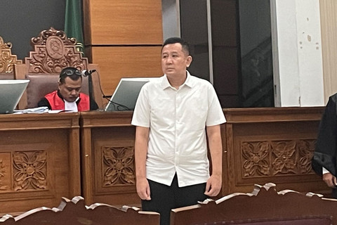 Salah satu terdakwa kasus pengamanan situs judi online (judol) di Kementerian Kominfo, Denden Imadudin Soleh, saat menjalani persidangan lanjutan kasus yang menjeratnya, di Pengadilan Negeri Jakarta Selatan, Selasa (10/6/2025). Foto: Fadhil Pramudya/kumparan