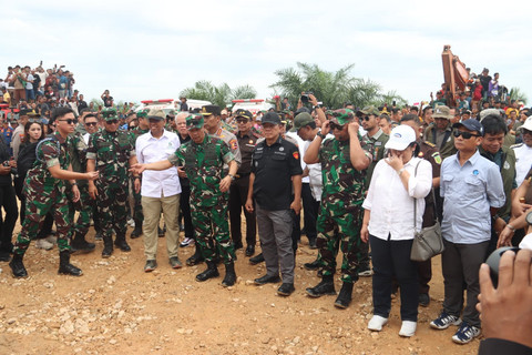 Satgas PKH tinjau Taman Nasional Tesso Nilo, Riau, Selasa (10/6/2025). Foto: Kejagung RI