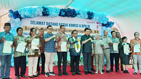 Foto bersama usai penyerahan delapan sertifikat untuk rumah ibadah di Kota Manado, Sulawesi Utara.