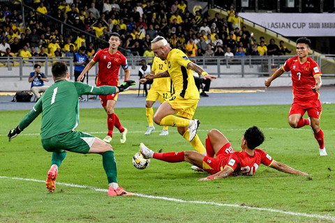 Pemain Timnas Malaysia Rodrigo Holgado mencetak gol ke gawang Timnas Vietnam pada pertandingan Grup F Kualifikasi Piala Asia 2027 di Stadion Bukit Jalil, Kuala Lumpur, Malaysia, Selasa (10/6/2025). Foto: Mohd Rasfan/AFP