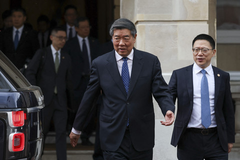 Wakil Perdana Menteri China He Lifeng meninggalkan Lancaster House, pada hari kedua yang dijadwalkan untuk pembicaraan perdagangan antara AS dan China, di London, Inggris, Selasa (10/6/2025). Foto: Toby Melville/REUTERS