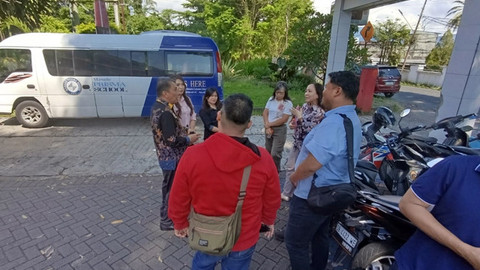Para dosen Universitas Prisma Manado mencoba untuk bertemu pihak kampus untuk mendiskusikan tunggakan gaji mereka yang sudah sejak tahun 2019 tak dibayarkan sesuai kontrak yang berlaku.