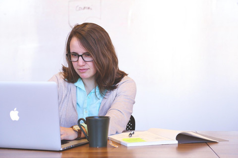 Ilustrasi cara melihat pengumuman penmaba unj - Sumber: pixabay.com/startupstockphotos