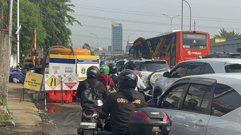 Suasana macet parah yang terjadi di Jl. TB Simatupang, Jakarta Selatan imbas proyek galian PDAM, Rabu (11/6/2025). Foto: Nasywa Athifah/kumparan