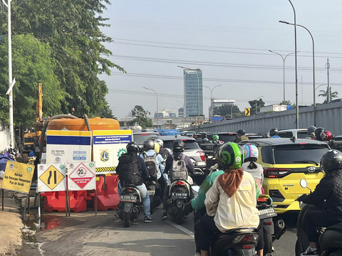 Suasana macet parah yang terjadi di Jl. TB Simatupang, Jakarta Selatan imbas proyek galian PDAM, Rabu (11/6/2025). Foto: Nasywa Athifah/kumparan