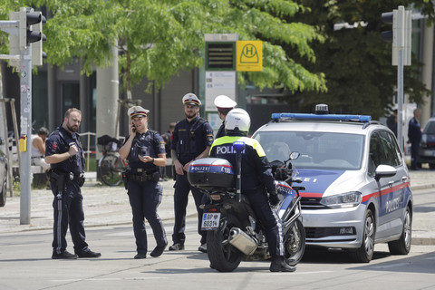 Petugas kepolisian berjaga-jaga menyusul penembakan mematikan di sekolah di Graz, Austria, Selasa (10/6/2025). Foto: Leonhard Foeger/REUTERS