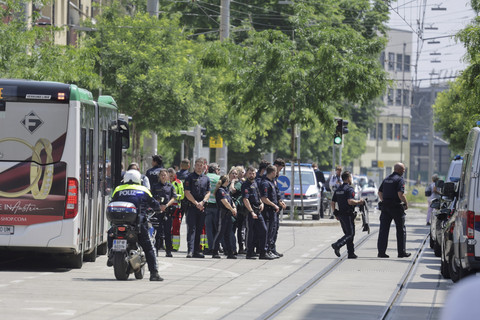 Petugas kepolisian berjaga di dekat sebuah sekolah menyusul penembakan mematikan di Graz, Austria, Selasa (10/6/2025). Foto: Leonhard Foeger/REUTERS