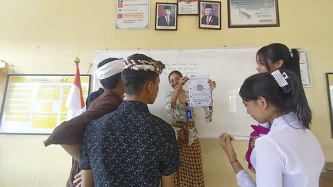 Ilustrasi guru mengajar di Sekolah Rakyat. Foto: Kemendikdasmen