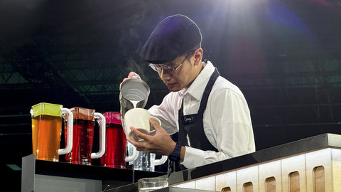Penampilan barista Geoge Wenno di ajang Global Barista Championship 2025 di Las Vegas, AS. Foto: Kevin S. Kurnianto/kumparan