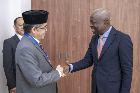 Pertemuan bilateral antara Menaker Republik Indonesia, Yassierli, dengan Direktur Jenderal (Dirjen) ILO, Gilbert F. Houngbo, di sela-sela Konferensi Perburuhan Internasional (International Labour Conference/ILC) sesi ke-113. Foto: Kemnaker RI