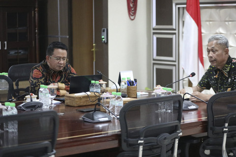 Wakil Menteri Sosial RI Agus Jabo Priyono membuka kegiatan zoom meeting persiapan pembukaan Sekolah Rakyat di kantor Kemensos, Jakarta, Selasa (10/6/2025). Foto: Kemensos RI