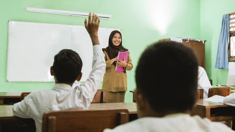 Ilustrasi Guru Mengajar di Sekolah Rakyat. Foto: Kemendikdasmen