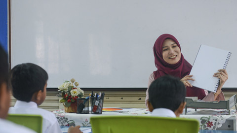 Ilustrasi Guru Mengajar di Sekolah Rakyat. Foto: Kemendikdasmen