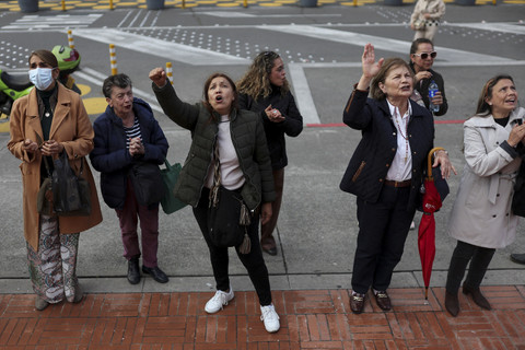 Orang-orang berkumpul di luar rumah sakit Santa Fe Foundation, setelah Senator Kolombia Miguel Uribe Turbay dari partai oposisi Democratic Center ditembak dalam sebuah acara kampanye, di Bogota, Kolombia, Selasa (10/6/2025). Foto: Stringer/REUTERS