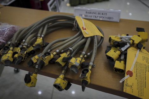 Barang bukti terkait tindak pidana penyalahgunaan gas bersubsidi, penyalahgunaan BBM bersubsidi, pemanfaatan bagian tubuh satwa dilindungi dan penambangan pasir ilegal di Bareskrim Polri, Jakarta, Rabu (11/6/2025). Foto: Jamal Ramadhan/kumparan