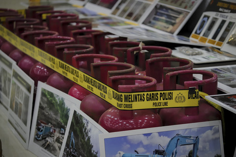 Barang bukti terkait tindak pidana penyalahgunaan gas bersubsidi, penyalahgunaan BBM bersubsidi, pemanfaatan bagian tubuh satwa dilindungi dan penambangan pasir ilegal di Bareskrim Polri, Jakarta, Rabu (11/6/2025). Foto: Jamal Ramadhan/kumparan