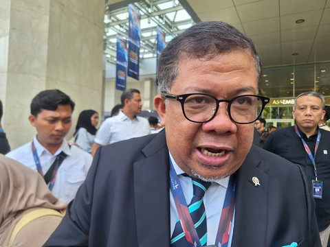 Wakil Menteri Perumahan dan Kawasan Permukiman (PKP) Fahri Hamzah menjawab pertanyaan wartawan saat ditemui di Jakarta International Convention Center (JICC), Jakarta Selatan pada Rabu (11/6). Foto: Argya Maheswara/kumparan