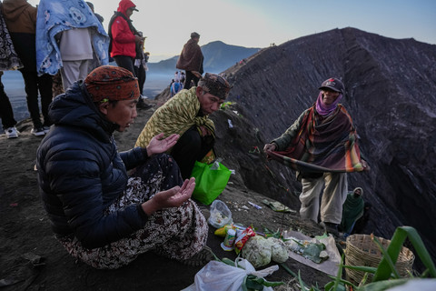 Warga Suku Tengger berdoa saat upacara Yadnya Kasada di Gunung Bromo, Kabupaten Probolinggo, Jawa Timur, Rabu (11/6/2025). Foto: ANTARA FOTO/Irfan Sumanjaya