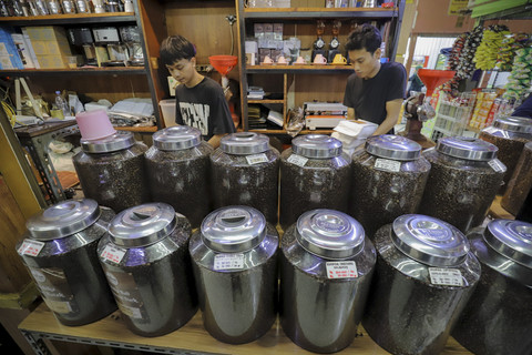 Suasana di salah satu kios kopi di Pasar Santa, Jakarta, pada Rabu (11/6/2025). Foto: Jamal Ramadhan/kumparan