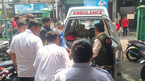 Bocah perempuan 7 tahun yang ditelantarkan dengan luka aniaya saat menerima pertolongan pertama di Puskesmas Cipulir II, Kebayoran Lama, Jakarta Selatan, Rabu (11/6/2025). Foto: Thomas Bosco/kumparan
