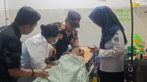 Bocah perempuan 7 tahun yang ditelantarkan dengan luka aniaya saat menerima pertolongan pertama di Puskesmas Cipulir II, Kebayoran Lama, Jakarta Selatan, Rabu (11/6/2025). Foto: Thomas Bosco/kumparan