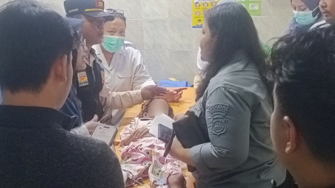 Bocah perempuan 7 tahun yang ditelantarkan dengan luka aniaya saat menerima pertolongan pertama di Puskesmas Cipulir II, Kebayoran Lama, Jakarta Selatan, Rabu (11/6/2025). Foto: Thomas Bosco/kumparan