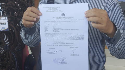 Anggota DPRD Solo Sugeng Riyanto mengadukan Ayam Goreng Widuran atas kasus penipuan di Polresta Surakarta, Rabu (11/6/2025). Foto: kumparan