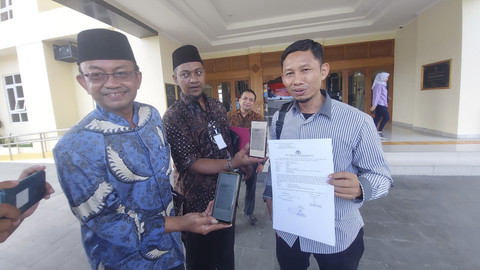 Anggota DPRD Solo Sugeng Riyanto mengadukan Ayam Goreng Widuran atas kasus penipuan di Polresta Surakarta, Rabu (11/6/2025). Foto: kumparan