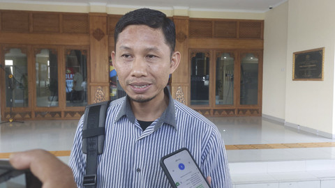 Anggota DPRD Solo Sugeng Riyanto mengadukan Ayam Goreng Widuran atas kasus penipuan di Polresta Surakarta, Rabu (11/6/2025). Foto: kumparan