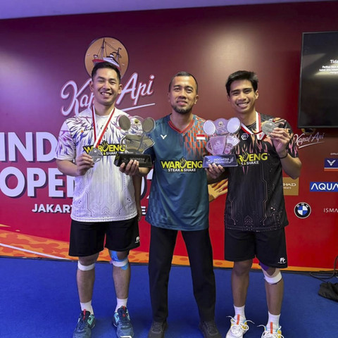 Bos Waroeng Steak, Jody Broto, beri apresiasi ke Sabar/Reza. Foto: Dok. Pribadi