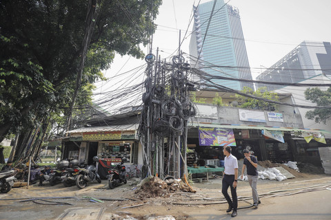 Kondisi kabel udara yang membentang di Jalan Kuningan Barat Raya dan Kuningan Barat II, Jakarta Selatan, Rabu (11/6/2025). Foto: Jamal Ramadhan/kumparan