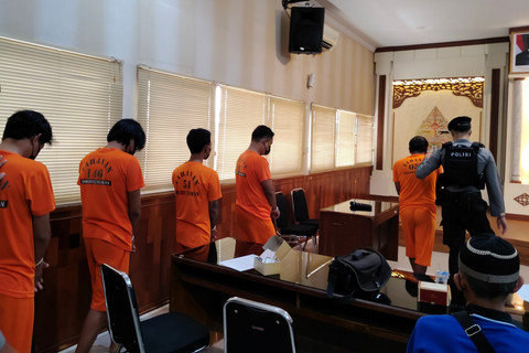 Polresta Sleman menangkap 5 pelaku pengeroyokan yang tewaskan seorang pelajar di Kabupaten Sleman, Rabu (11/6/2025). Foto: Arfiansyah Panji Purnandaru/kumparan