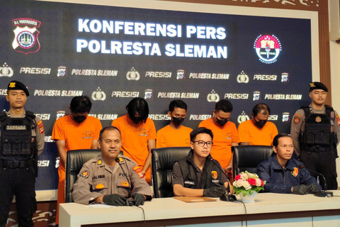 Polresta Sleman menangkap 5 pelaku pengeroyokan yang tewaskan seorang pelajar di Kabupaten Sleman, Rabu (11/6/2025). Foto: Arfiansyah Panji Purnandaru/kumparan