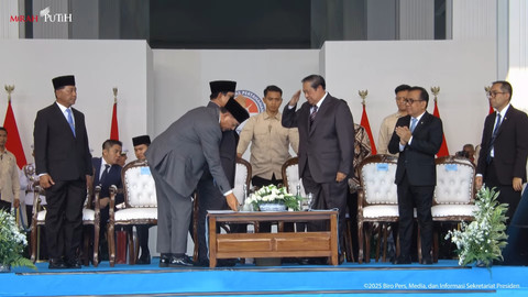 Presiden Prabowo Subianto dan Presiden ke-6 Susilo Bambang Yudhoyono memberikan hormat saat menghadiri peresmian Kampus Bhineka Tunggal Ika Universitas Pertahanan (Unhan) di Sentul, Bogor, Rabu (11/6/2025). Foto: Youtube/Sekretariat Presiden