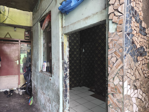 Sebuah kontrakan di Jalan Cipedes Hegar, RT 03 RW 03, Kelurahan Pajajaran, Kota Bandung menggegerkan warga karena aroma busuk dari bangkai ayam, Rabu (11/6/2025). Foto: Alya Zahra/kumparan
