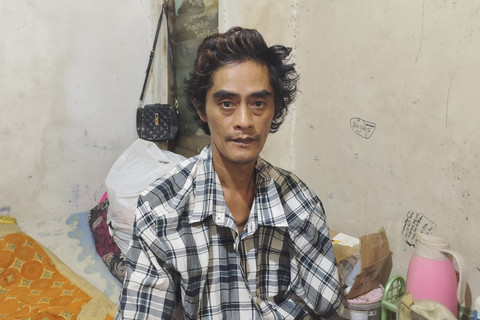 Hendra (45), pemilik dari kontrakan yang ditemukan banyak bangkai ayam, di Jalan Cipedes Hegar, Kota Bandung, Jawa Barat, Rabu (11/6/2025). Foto: Alya Zahra/kumparan