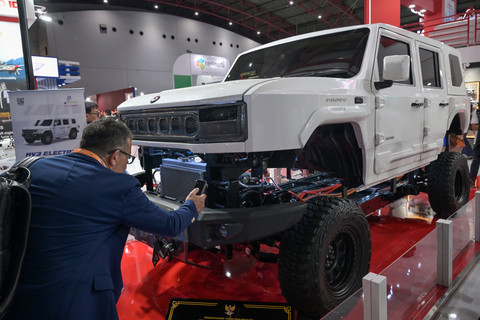 Seorang anggota delegasi negara sahabat mengamati kendaraan taktis (rantis) MV3 berbasis listrik buatan PT Pindad, Pandu saat pameran Indo Defence Expo dan Forum di JIExpo Kemayoran, Jakarta, Rabu (11/6/2025). Foto: Aditya Pradana Putra/ANTARA FOTO