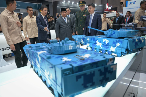 Presiden Prabowo Subianto didampingi Menhan Sjafrie Sjamsoeddin meninjau produk alutsista dari perusahaan pertahanan Norinco Group saat pameran Indo Defence Expo dan Forum di JIExpo Kemayoran, Jakarta, Rabu (11/6/2025). Foto: Aditya Pradana Putra/ANTARA FOTO