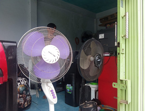 Toko Service Abi yang membuka jasa service alat elektronik mulai dari kipas angin hingga tape/Anyelir.