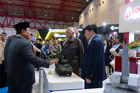 Presiden Prabowo Subianto meninjau berbagai stan saat menghadiri pameran Indo Defence Expo dan Forum di JIExpo Kemayoran, Jakarta, Rabu (11/6/2025).
 Foto: Muchlis Jr/Biro Pers Sekretariat Presiden