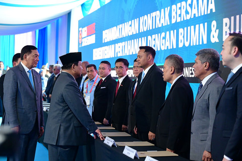 Presiden Prabowo Subianto meninjau berbagai stan saat menghadiri pameran Indo Defence Expo dan Forum di JIExpo Kemayoran, Jakarta, Rabu (11/6/2025).
 Foto: Muchlis Jr/Biro Pers Sekretariat Presiden
