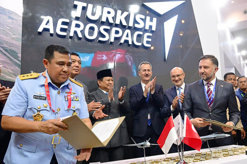 Presiden Prabowo Subianto meninjau berbagai stan saat menghadiri pameran Indo Defence Expo dan Forum di JIExpo Kemayoran, Jakarta, Rabu (11/6/2025). Foto: Muchlis Jr/Biro Pers Sekretariat Presiden